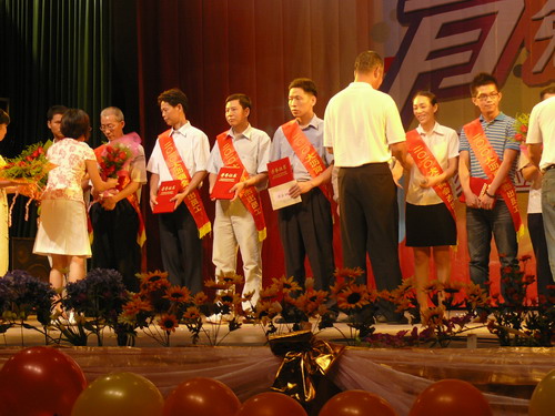 我公司加入——2010大沥商会“贺中秋，，，，迎国庆”暨表扬优异员工文艺晚会