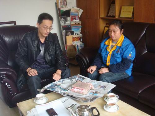 慰问送眷注，，伸手献爱心