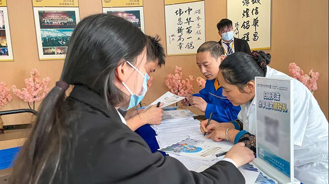 关爱眼康健——mg冰球突破集团开展 “我为职工办实事”主题实践活动